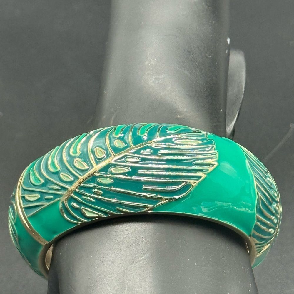 Sequin Neiman Marcus Enamel Green Gold Monstera Leaf Hinged Bangle Bracelet NWOT - Picture 8 of 8